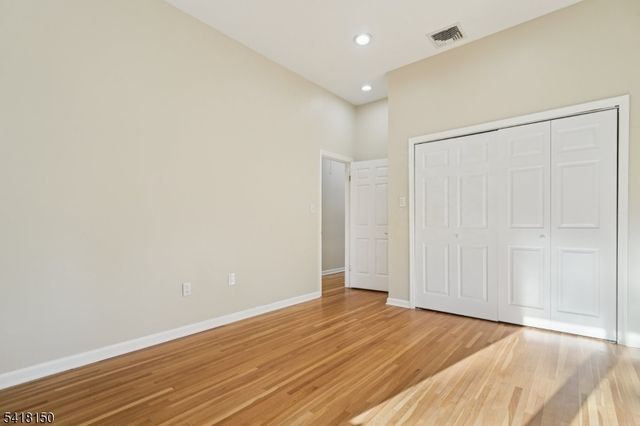 16 Minnisink Dr, Roseland Boro, NJ 07068