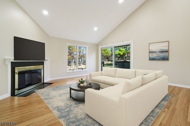 16 Minnisink Dr, Roseland Boro, NJ 07068