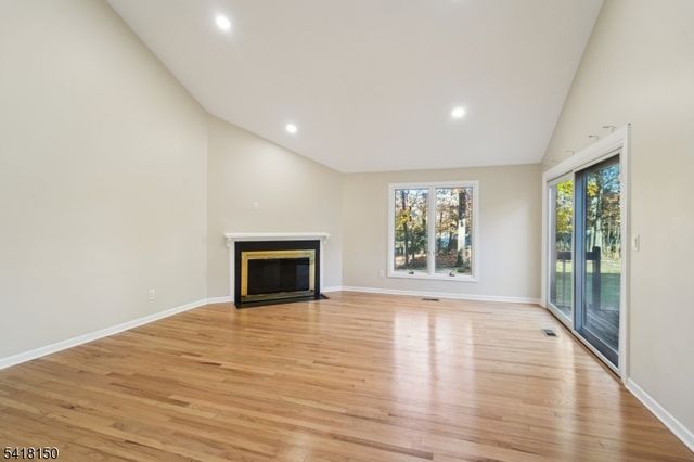 16 Minnisink Dr, Roseland Boro, NJ 07068