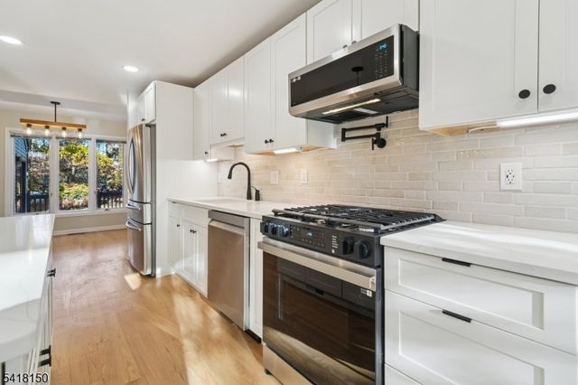 16 Minnisink Dr, Roseland Boro, NJ 07068