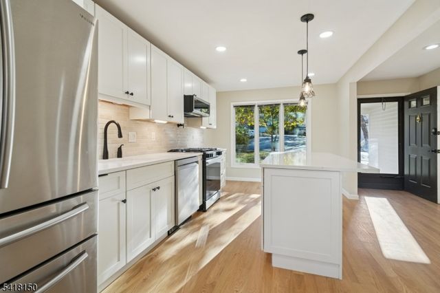 16 Minnisink Dr, Roseland Boro, NJ 07068