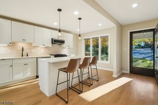 16 Minnisink Dr, Roseland Boro, NJ 07068