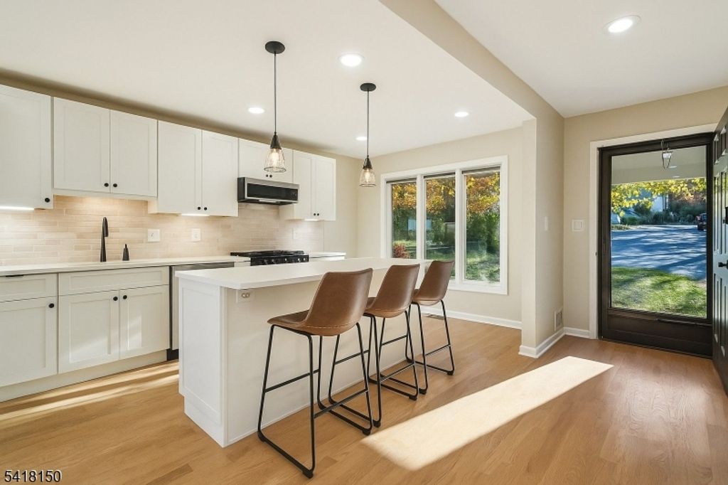 16 Minnisink Dr, Roseland Boro, NJ 07068