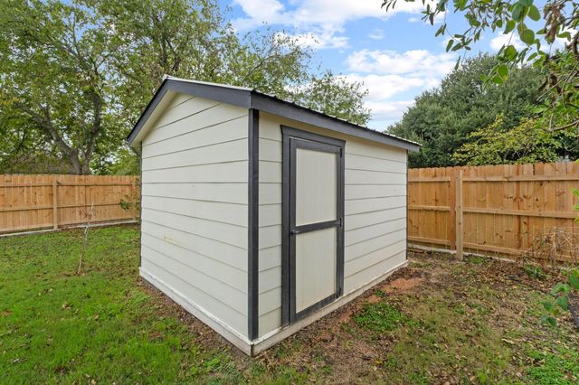 305 East ST, Hutto, TX 78634