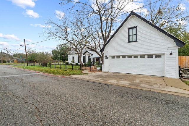 305 East ST, Hutto, TX 78634