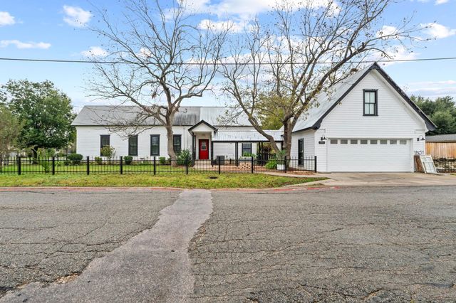 305 East ST, Hutto, TX 78634