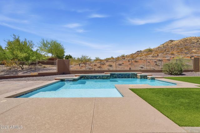 1328 W CAVEDALE Drive, Phoenix, AZ 85085