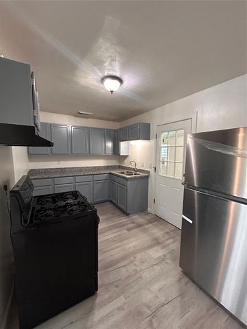 170 Lois Street, Clute, TX 77531