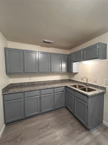 170 Lois Street, Clute, TX 77531