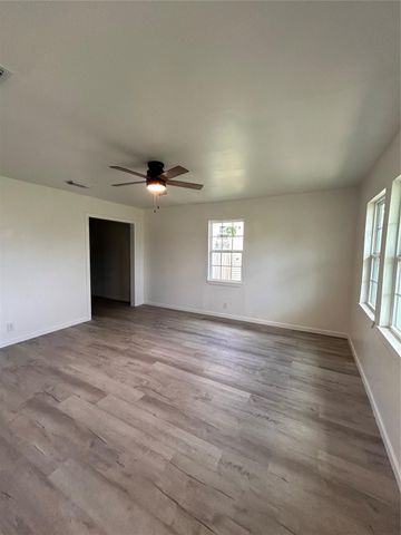 170 Lois Street, Clute, TX 77531