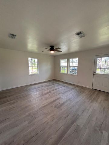 170 Lois Street, Clute, TX 77531