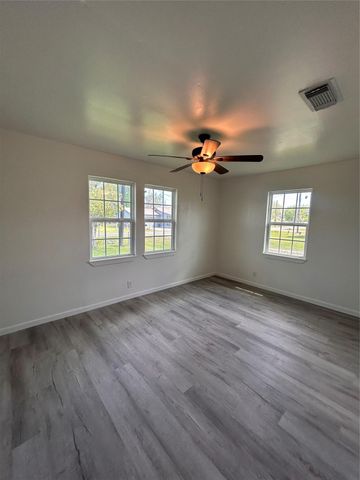 170 Lois Street, Clute, TX 77531