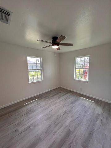 170 Lois Street, Clute, TX 77531