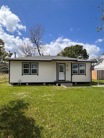 170 Lois Street, Clute, TX 77531