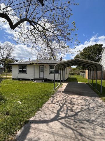 170 Lois Street, Clute, TX 77531