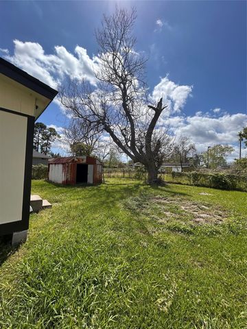 170 Lois Street, Clute, TX 77531