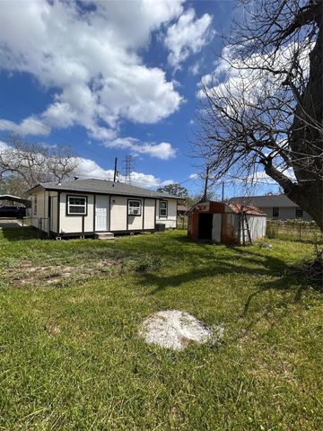 170 Lois Street, Clute, TX 77531