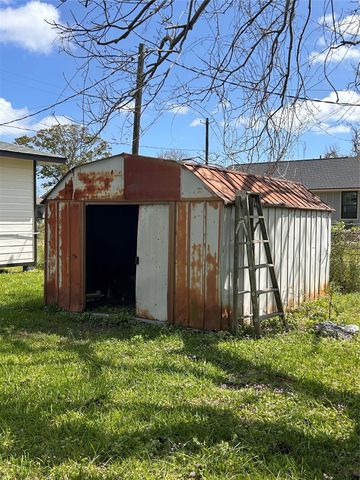 170 Lois Street, Clute, TX 77531