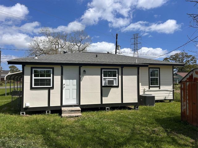 170 Lois Street, Clute, TX 77531