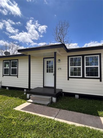 170 Lois Street, Clute, TX 77531