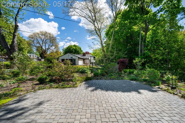 109 Bowdoinhill Drive, Rochester Hills, MI 48309