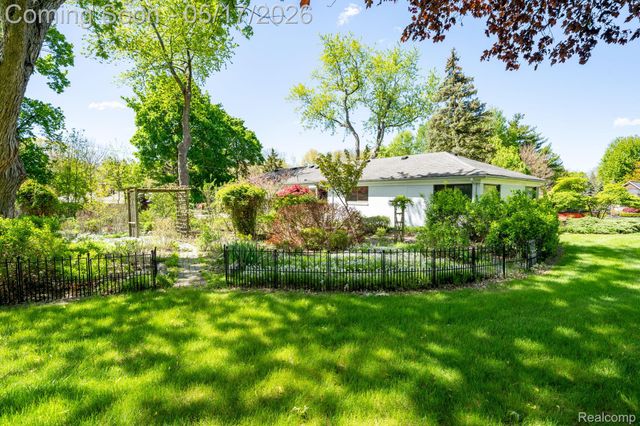 109 Bowdoinhill Drive, Rochester Hills, MI 48309