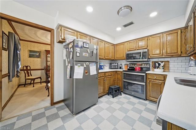 1925 Stillwood LN, Virginia Beach, VA 23456