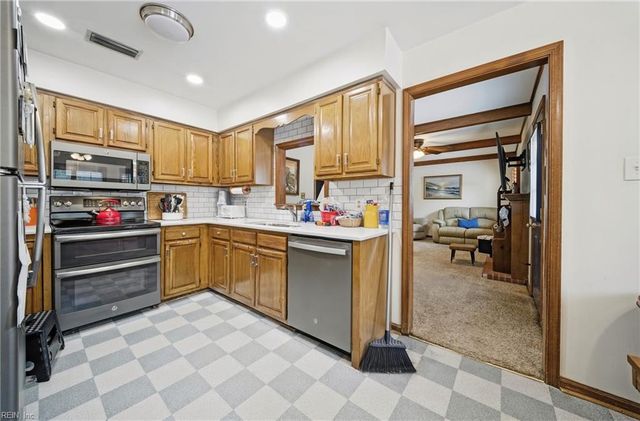 1925 Stillwood LN, Virginia Beach, VA 23456