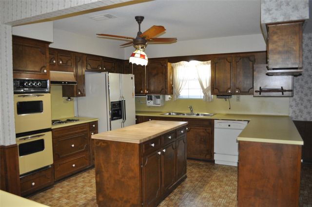 1713 Woody Lane, Sealy, TX 77833