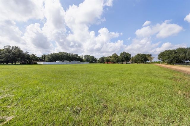 1713 Woody Lane, Sealy, TX 77833