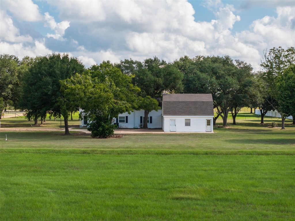 1713 Woody Lane, Sealy, TX 77833
