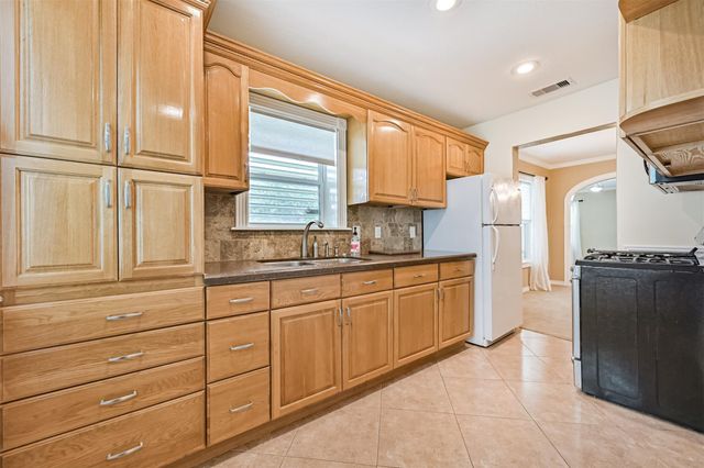 4817 Alamo Drive, Galveston, TX 77551
