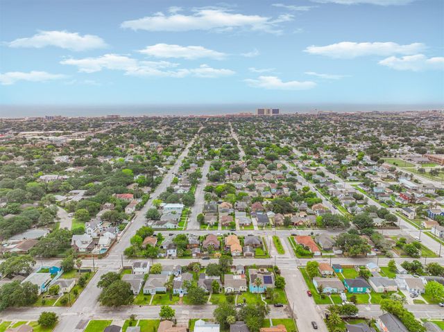 4817 Alamo Drive, Galveston, TX 77551