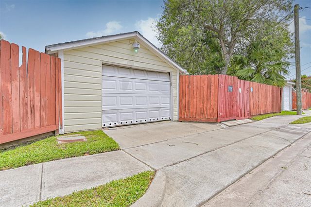 4817 Alamo Drive, Galveston, TX 77551