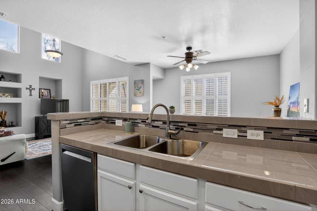 Image 5 of property listing at 7445 E EAGLE CREST Drive 1056, Mesa, AZ 85207