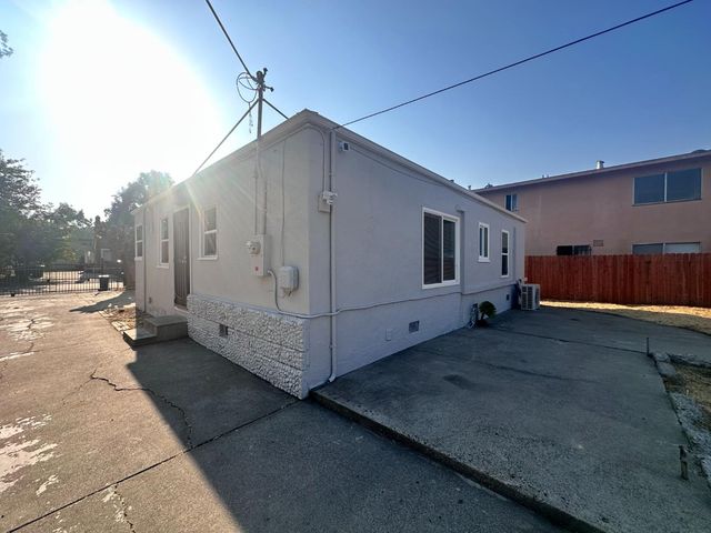 5748 Nina Way, Sacramento, CA 95824