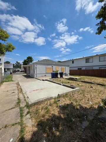 5748 Nina Way, Sacramento, CA 95824