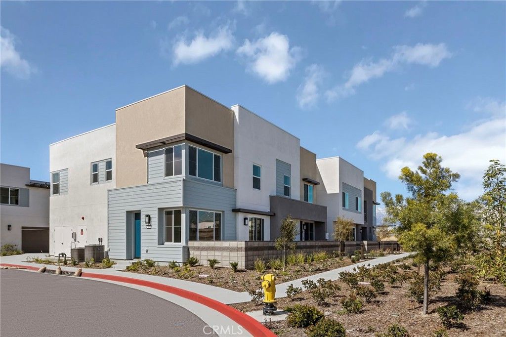 Image 3 of property listing at 3679 W S. Eichler Paseo 11, Ontario, CA 91761