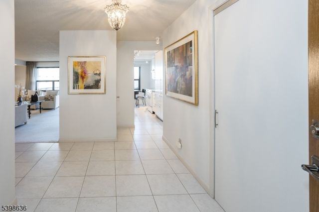 2 Claridge Dr 7NE, Verona Twp., NJ 07044