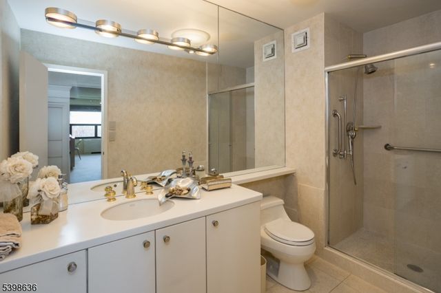2 Claridge Dr 7NE, Verona Twp., NJ 07044