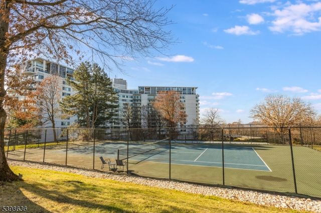 2 Claridge Dr 7NE, Verona Twp., NJ 07044