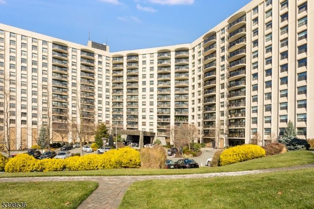 2 Claridge Dr 7NE, Verona Twp., NJ 07044