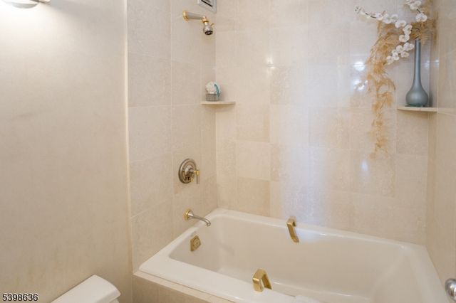 2 Claridge Dr 7NE, Verona Twp., NJ 07044