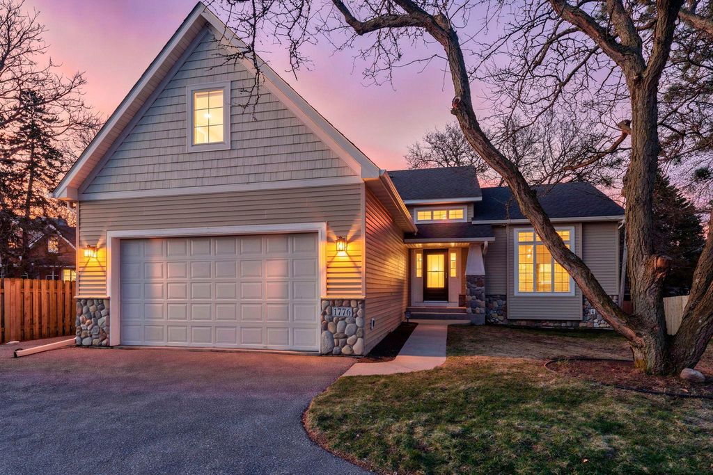 1776 McMenemy Street, Maplewood, MN 55117