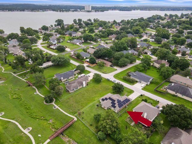 327 Cape Conroe Drive, Montgomery, TX 77356