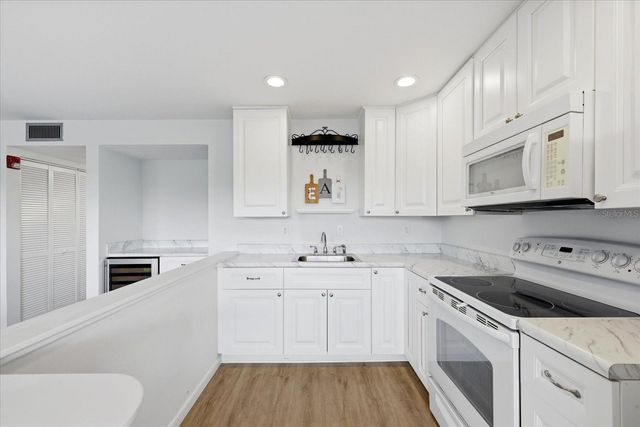 1001 77TH AVENUE N 307, St Petersburg, FL 33702