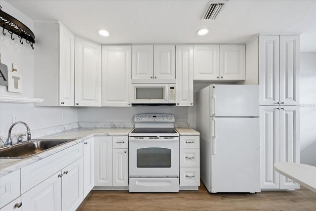 1001 77TH AVENUE N 307, St Petersburg, FL 33702