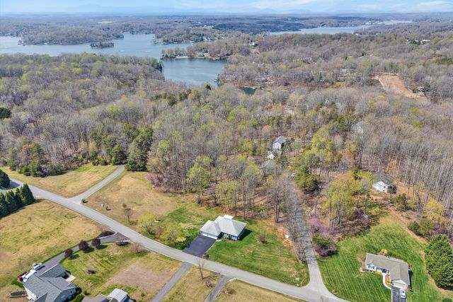 301 Indian Ridge DR, Moneta, VA 24121