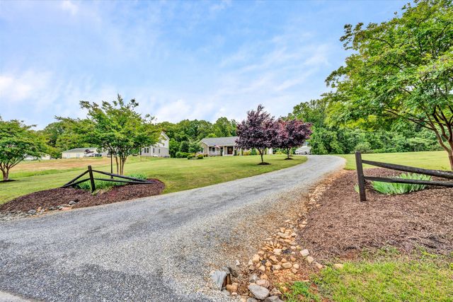 301 Indian Ridge DR, Moneta, VA 24121