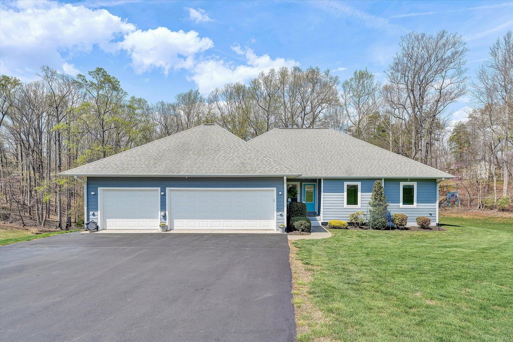 301 Indian Ridge DR, Moneta, VA 24121